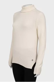 White turtleneck sweater
