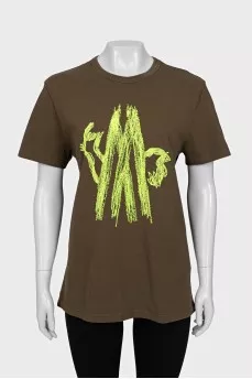 Green T-shirt with embroidery