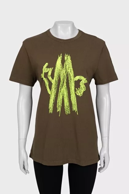 Green T-shirt with embroidery