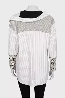 Loose blouse with contrasting cuffs