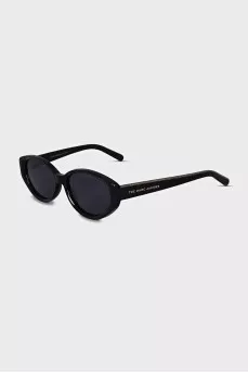 Black sunglasses with oval frames