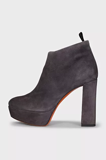 Suede ankle boots with no heel closure