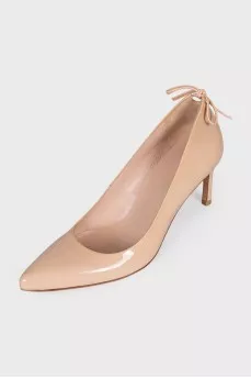 Beige patent leather pumps
