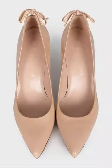 Beige patent leather pumps