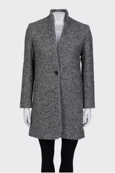 Straight-cut coat with a button