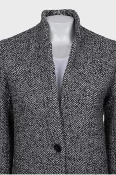 Straight-cut coat with a button