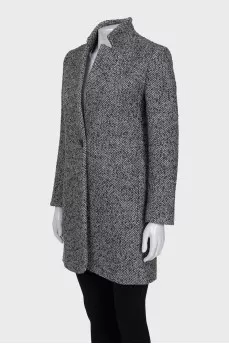 Straight-cut coat with a button