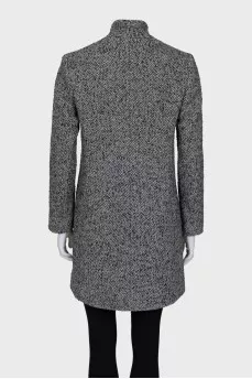 Straight-cut coat with a button