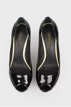 Open toecap patent leather heels