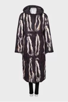 Long down jacket with a printed tag