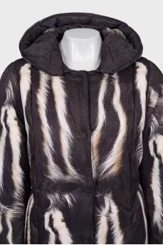 Long down jacket with a printed tag