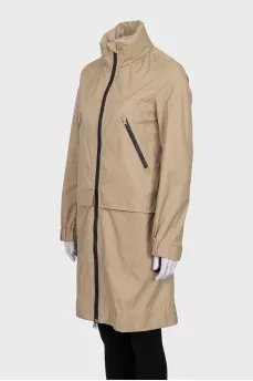 Straight-cut raincoat with pockets and tag