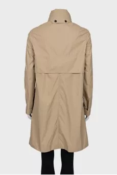 Straight-cut raincoat with pockets and tag