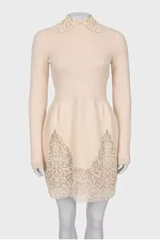Fitted dress with lace trim