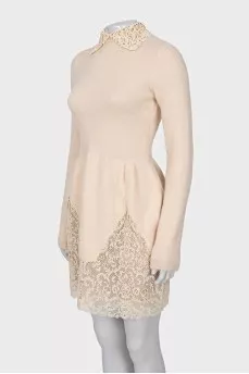 Fitted dress with lace trim
