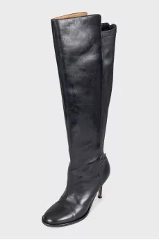 Black leather boots with a zipper