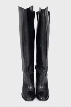 Black leather boots with a zipper