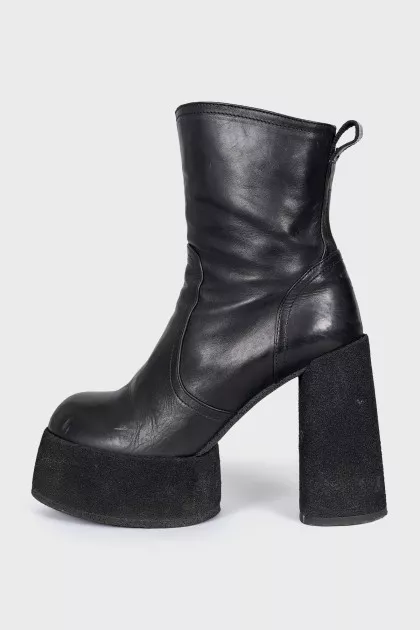 Ankle boots with a chunky sole and heel