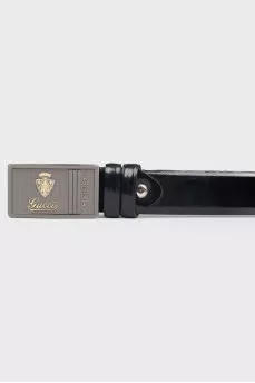 Lacquered belt with a dark buckle