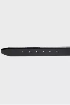 Lacquered belt with a dark buckle