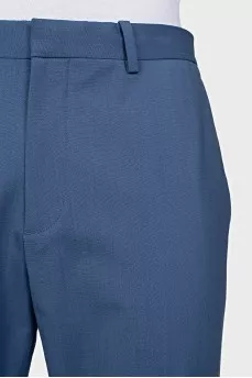 Men's cropped trousers with creases