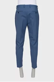 Men's cropped trousers with creases