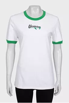 White T-shirt with a contrast collar