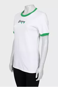 White T-shirt with a contrast collar