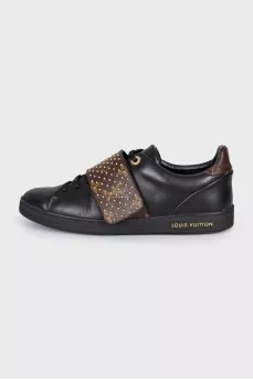 Leather sneakers with laces and Velcro