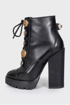 Ankle boots decorated with buttons