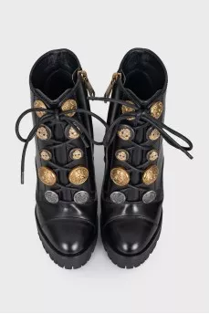 Ankle boots decorated with buttons