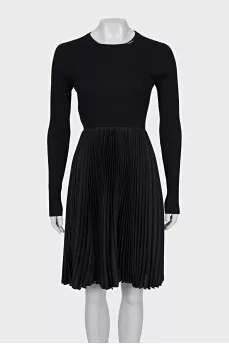 Fitted dress with pleated hem