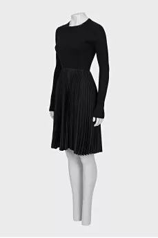 Fitted dress with pleated hem