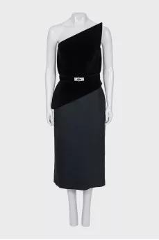 Fitted dress with an asymmetrical top
