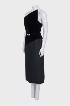 Fitted dress with an asymmetrical top