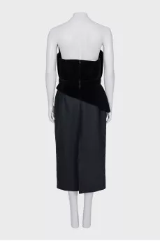 Fitted dress with an asymmetrical top