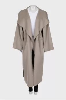 Coat without fastening with tag