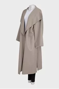 Coat without fastening with tag