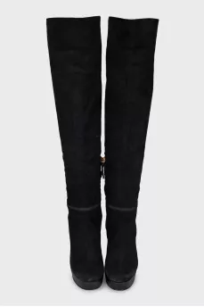 Suede boots with a round toe