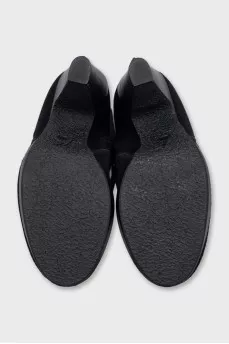 Suede boots with a round toe