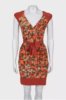 Fitted dress with a printed belt