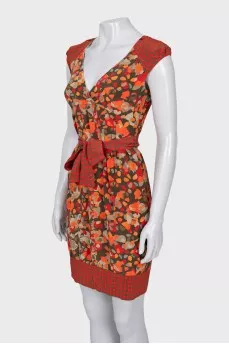 Fitted dress with a printed belt