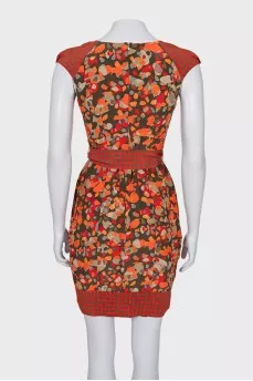 Fitted dress with a printed belt