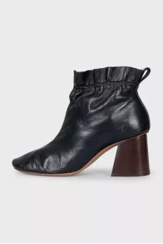 Leather ankle boots with elastic band