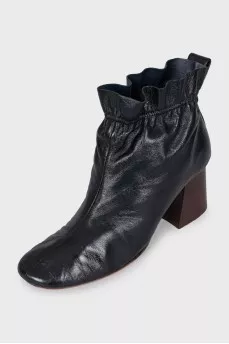 Leather ankle boots with elastic band