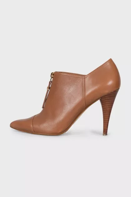 Leather ankle boots with a front zip
