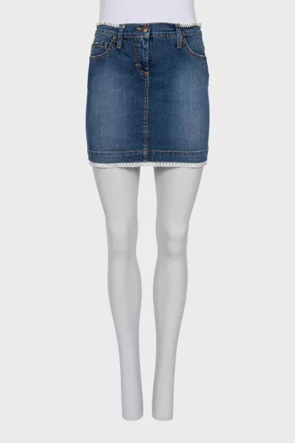 Denim skirt decorated with lace