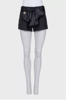 Short shorts with a silk belt