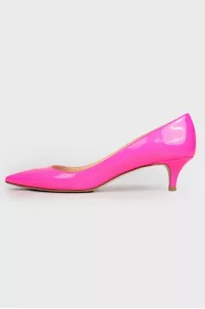 Sharp -nosed shoes on a low stiletto
