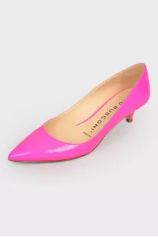 Sharp -nosed shoes on a low stiletto